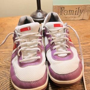 Great gold tennis shoes. In great shape and super cute!